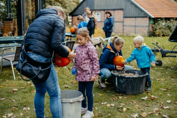 Kolping-Kuerbisse-schnitzen-52