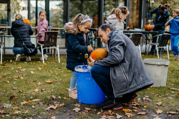 Kolping-Kuerbisse-schnitzen-54