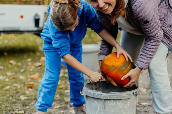 Kolping-Kuerbisse-schnitzen-56
