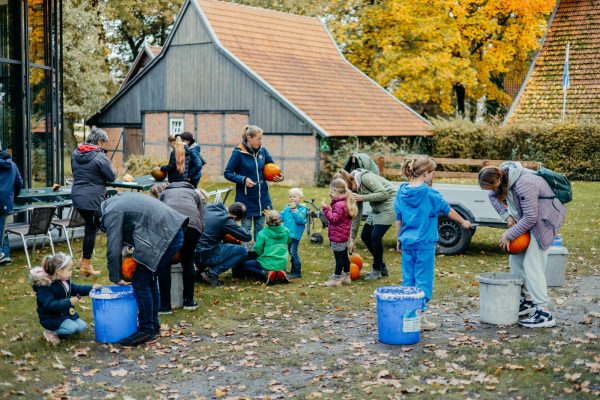 Kolping-Kuerbisse-schnitzen-57