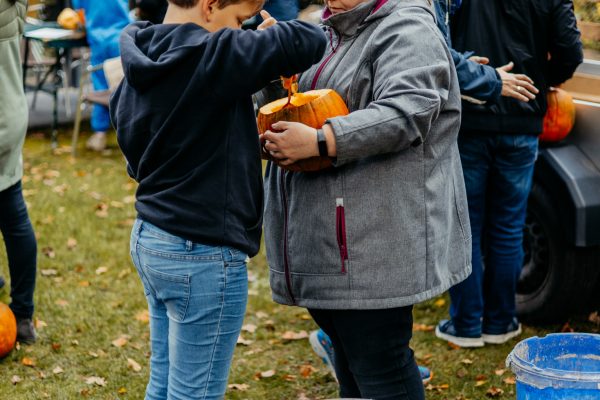 Kolping-Kuerbisse-schnitzen-61