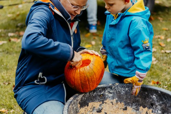 Kolping-Kuerbisse-schnitzen-62