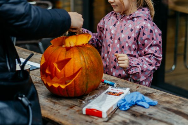 Kolping-Kuerbisse-schnitzen-64
