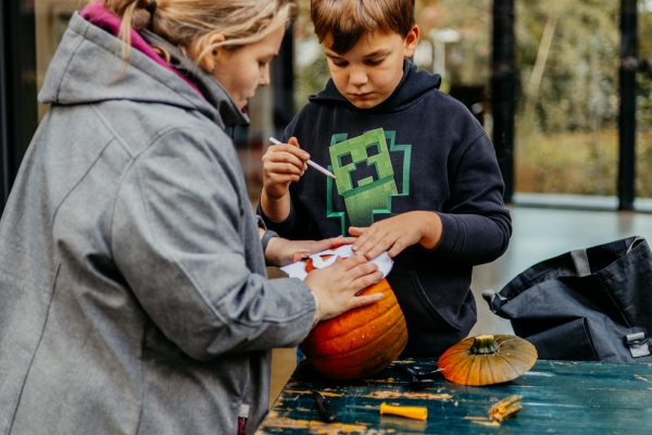 Kolping-Kuerbisse-schnitzen-65
