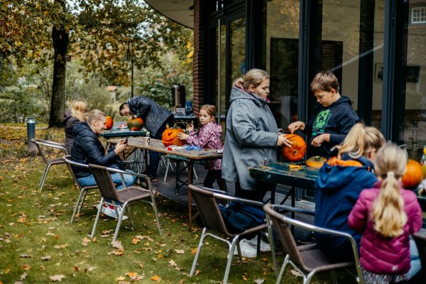 Kolping-Kuerbisse-schnitzen-66