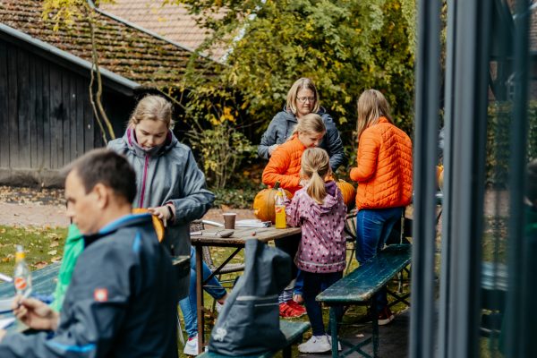 Kolping-Kuerbisse-schnitzen-67