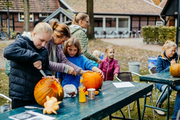 Kolping-Kuerbisse-schnitzen-69