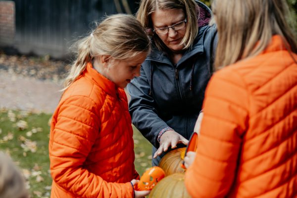 Kolping-Kuerbisse-schnitzen-70
