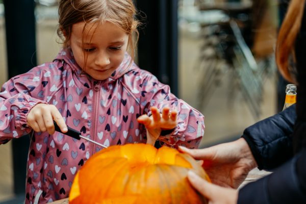 Kolping-Kuerbisse-schnitzen-75
