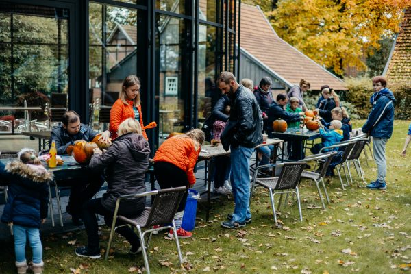 Kolping-Kuerbisse-schnitzen-76