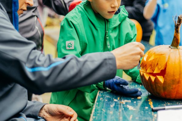 Kolping-Kuerbisse-schnitzen-80