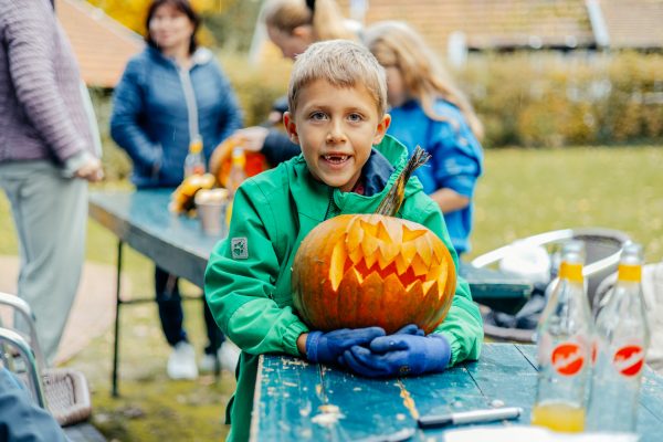 Kolping-Kuerbisse-schnitzen-81
