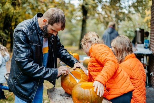 Kolping-Kuerbisse-schnitzen-83