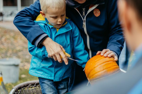 Kolping-Kuerbisse-schnitzen-85