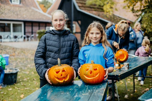 Kolping-Kuerbisse-schnitzen-87