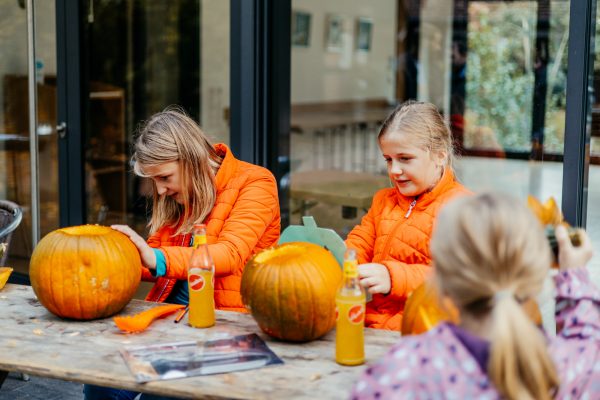 Kolping-Kuerbisse-schnitzen-88