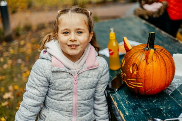 Kolping-Kuerbisse-schnitzen-89