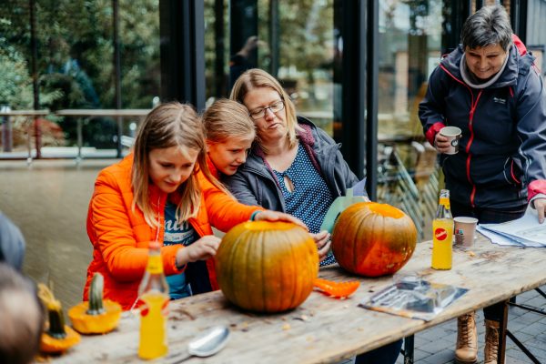 Kolping-Kuerbisse-schnitzen-90