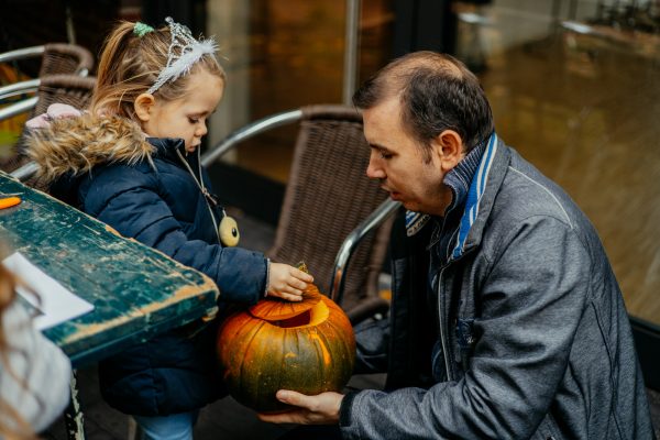 Kolping-Kuerbisse-schnitzen-91